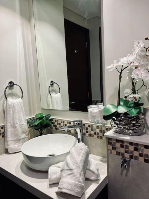 Vera Residences By Damac I 1Br Luxury Aparthotel 두바이 외부 사진